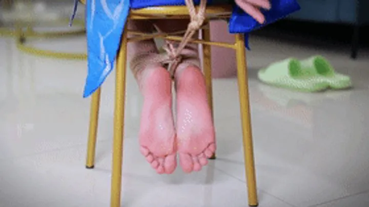 Chinese Bondage Foot Fetish - xy313-A pair of beautiful bare feet are suspended under the seat