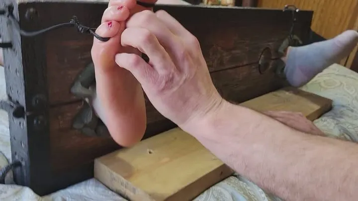 Calliesmith25tickling - Callie Smith bafefoot oiled tickling
