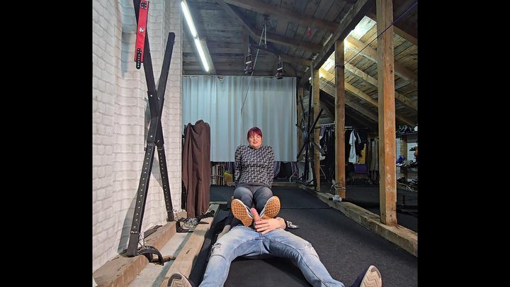 Goddess Andreea Kinky Sessions - Obsessed gym trainer - JOI and facesitting in leggings