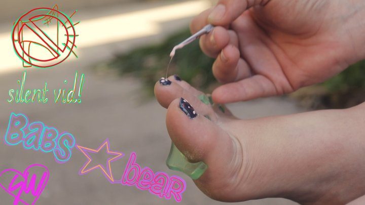 Smutworks - Paint!: Babs Bear paints her beautiful but dirty feet in the garden!