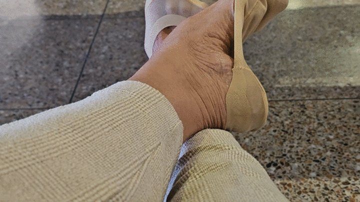 Foot Fetish Paradise - Milah Arches Arcos Viajeros 13 relaxing in the airport