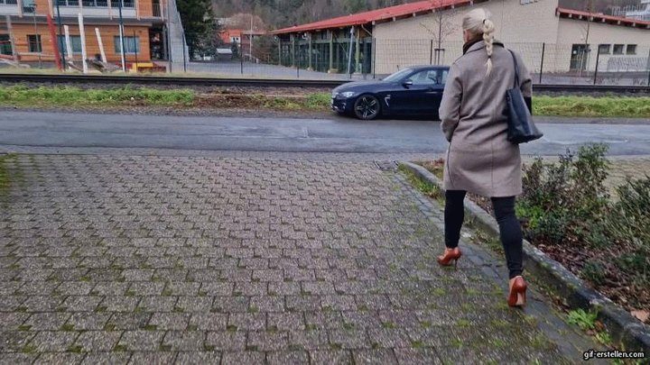 Helenas Feet High Heels Tights Legs - Helena keeps losing her one shoe HD wmv 1920x1080