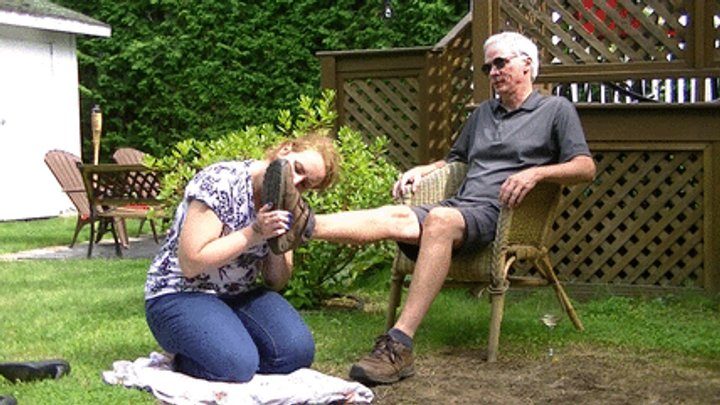 She Licks His Feet - Roxie backyard worship (HD)
