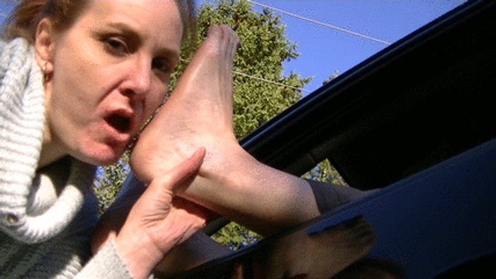 She Licks His Feet - Roxie's foot appeal (HD)
