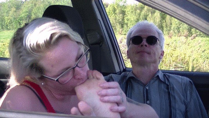 She Licks His Feet - Foot love in his car (mp4)