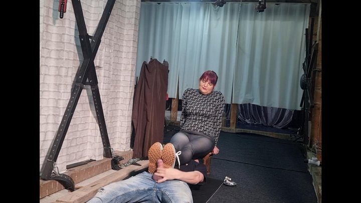 Miss Eva Worship Temple - Mistress Andreea and Faith - ass sniffing and facesitting in leggings