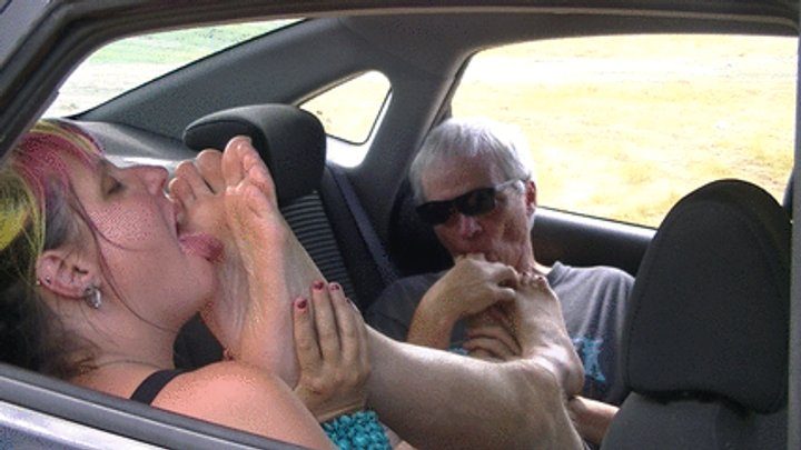 She Licks His Feet - Foot fetish bait (mp4)