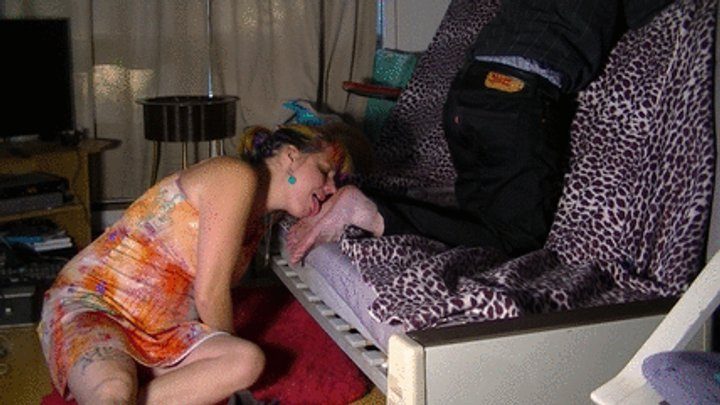 She Licks His Feet - Olga worships man's feet (mp4)