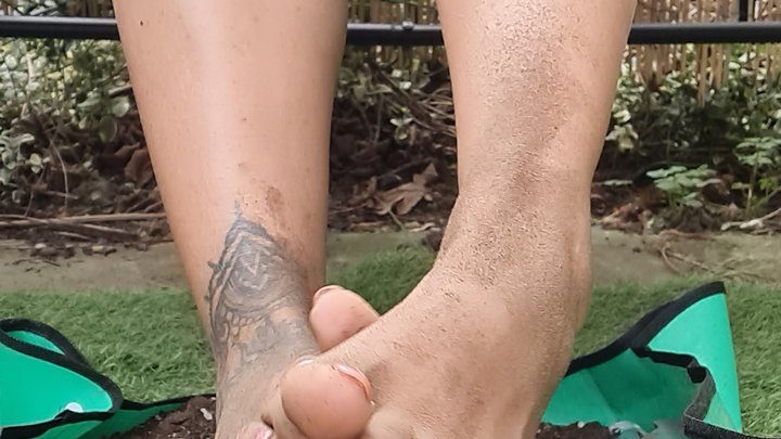 Tchewsday Moni - Dirty Goddess:Rubbing Nature Into My Perfect Feet