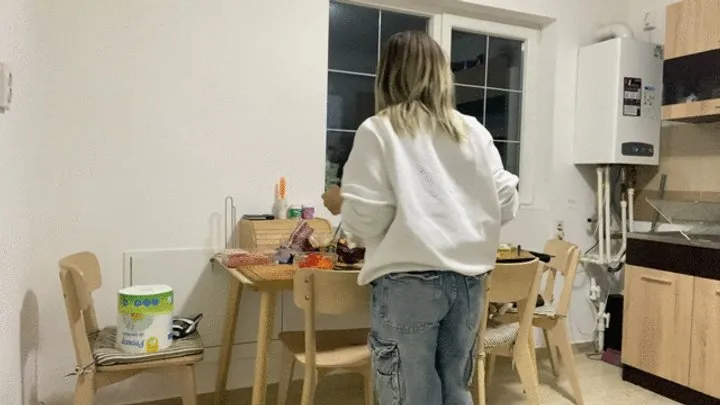 Nipsandstrips - Farting while cooking episode 2'