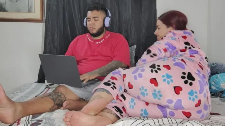 Latinamanyfetish - I fart and he doesn't notice I don't want to be discovered by my farts I get hot and suck him off, but he still doesn't notice my farts and farts on his cock