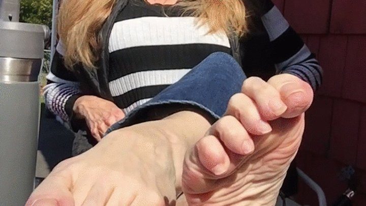 Aariels Foot Fetish Desires - SPRING SIZE 9'S RELAXING