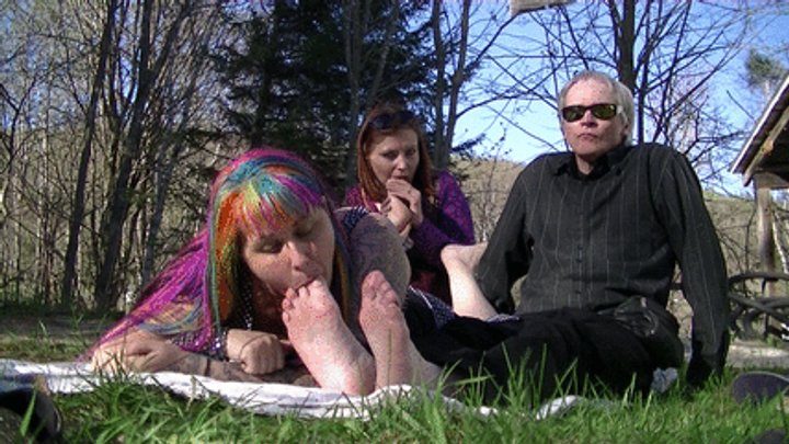 She Licks His Feet - Backyard foot party