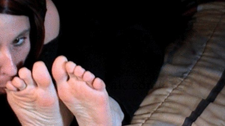 She Licks His Feet - Toe sucking with Vicky (mp4)