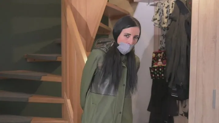 Rainwearbondagefetish - Miss Amira im sexy Lackoutfit und Ilse Jacobsen Regenmantel wird gefesselt und geknebelt