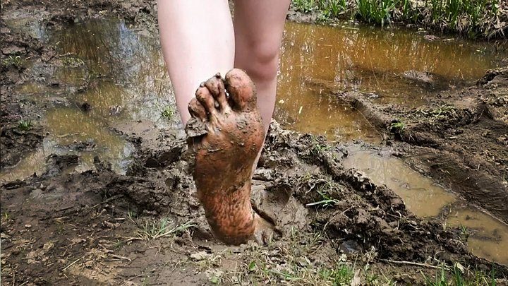 Highartheelsc4s - Dirty barefoot outdoor, wet and muddy feet, feet in mud, messy feet, dirty feet