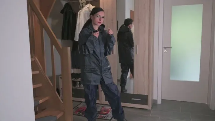 Real Rainwearbondage - Miss Amira das erste mal in Regenanzug Bondage