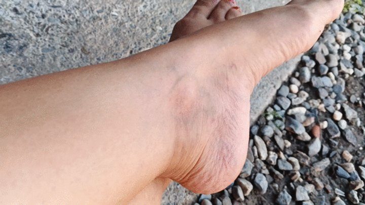 Goddess Foot Fetish - Beautiful Roxan and its pronounced arches seen very close up (3)