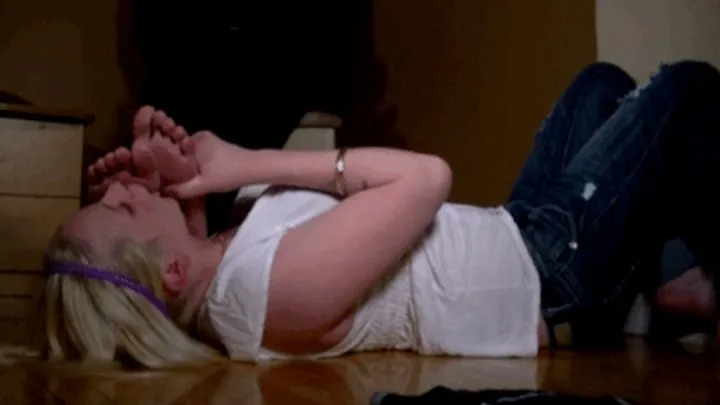 She Licks His Feet - Risky but so good (mp4)
