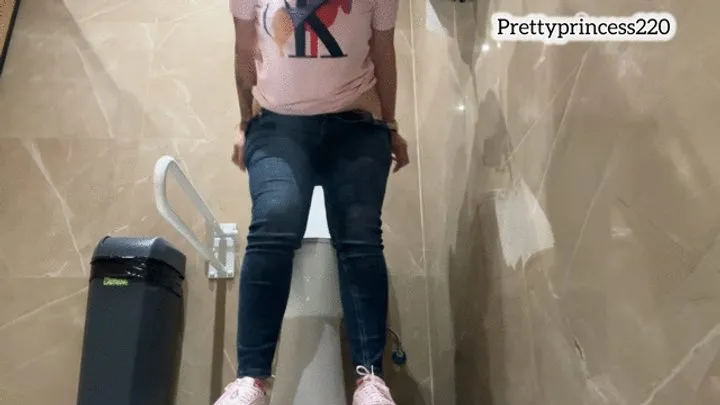 Prettyprincess - Lots of farts in the public toilet