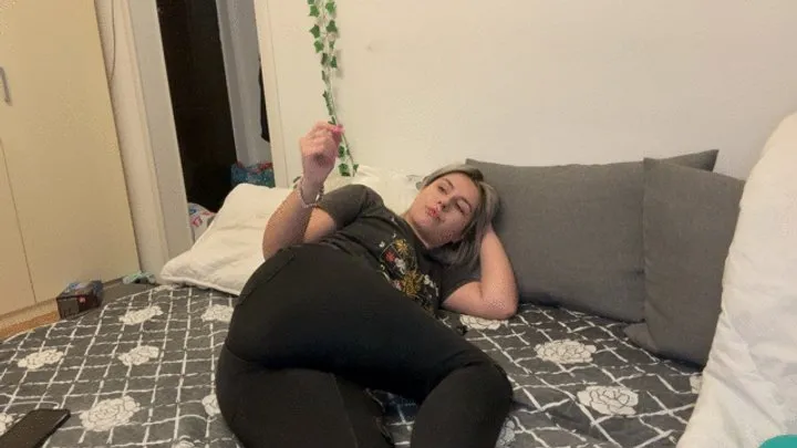 Nipsandstrips - Chilling while doing the stinkiest farts in the world''