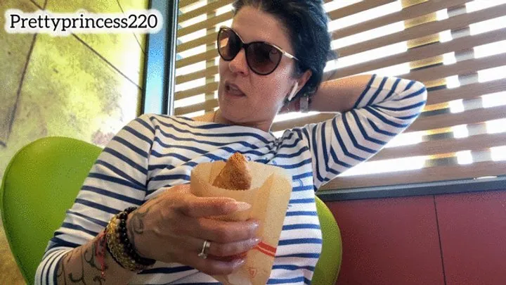 Prettyprincess - Eating and farting in McDonald