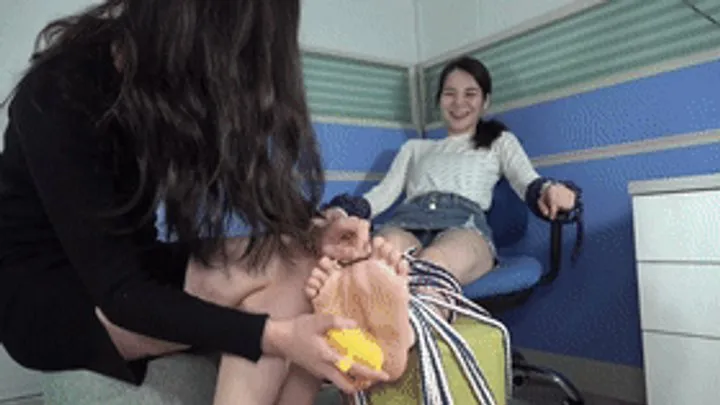 Asian Feet Goddess Worship - Two goddesses scratch each other's soles!