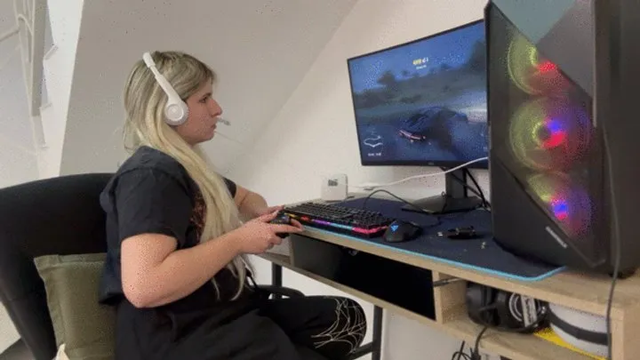 Nipsandstrips - Gaming while farting episode 3'