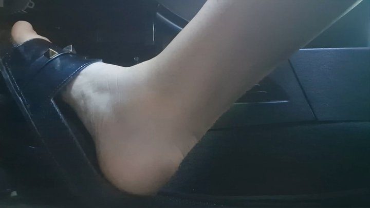 Nicoletta Embassi - Among Speed, Laughter, and Quick Captures: Nicoletta's Crazy Adventure Driving in Her Low Black Sandals While Filming Her Feet with Passion 1080HD