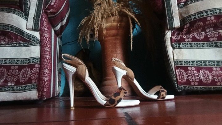 Goddess Foot Fetish - Feet with large pronounced arches in very high heels (3)