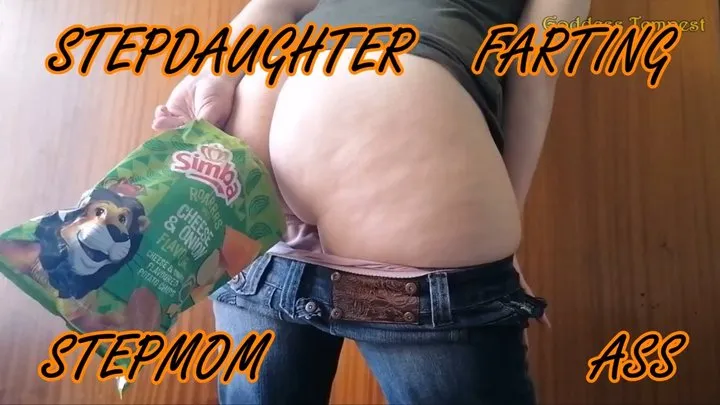 Face Farts - Farting On Stepmoms Chips - Farting, Fart, Facefarts, Ass Sniffing