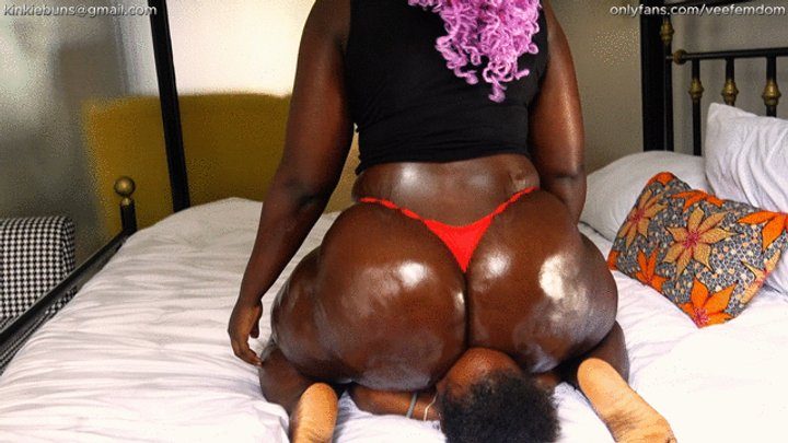 Afrokinkybunniez - Luna sits fullweight on Mali