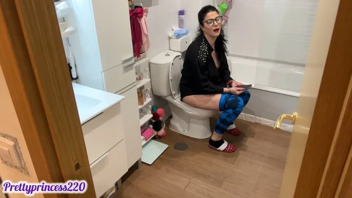 Farting Sniffer - Latina milf Farting on toilet