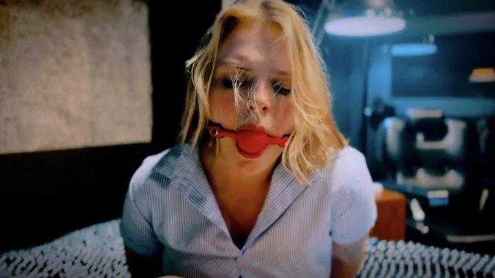 Peachy Keen Pleasures - The House Sitter - Sunny Vanna - hand over mouth, rope bondage, toe tied, ball gagged, tied on the bed, masked villain