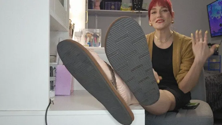 Misbehavedxoxo - You can't help but tickle my feet while I am trying not to laugh on the phone with my boss