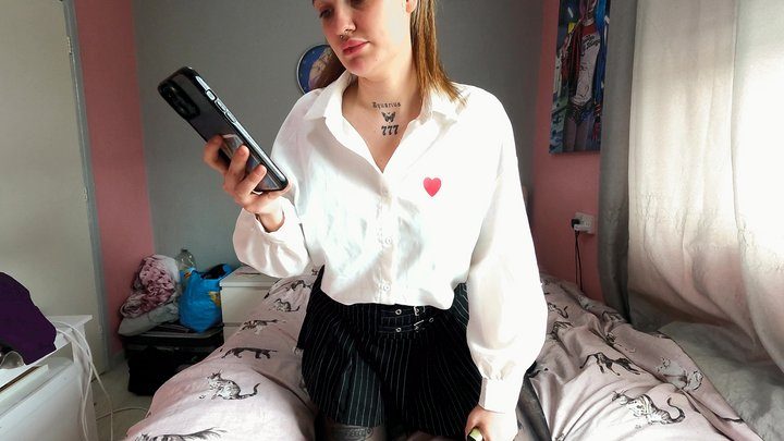 Amy Squirrel - Smothered Up Her Skirt