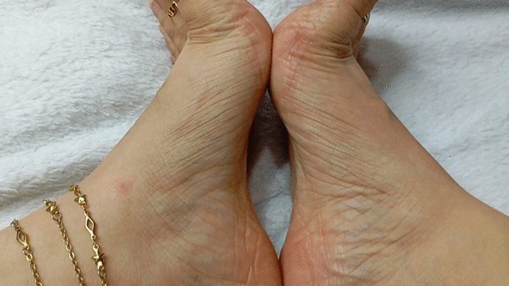 Goddess Foot Fetish - What delightful pronounced arches on small feet (4)