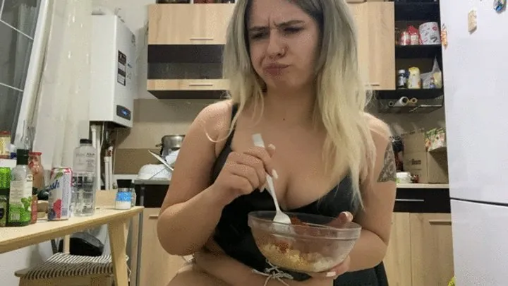 Nipsandstrips - One of the meals that makes me gassy, fartingg and eatingg episode 3