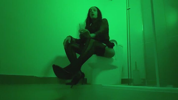 Mistress V Black - Farting Giantess