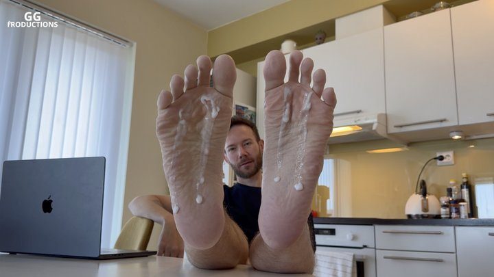 Feet Vini - Come clean my feet with your tongue - Feet Vini - Foot size 15