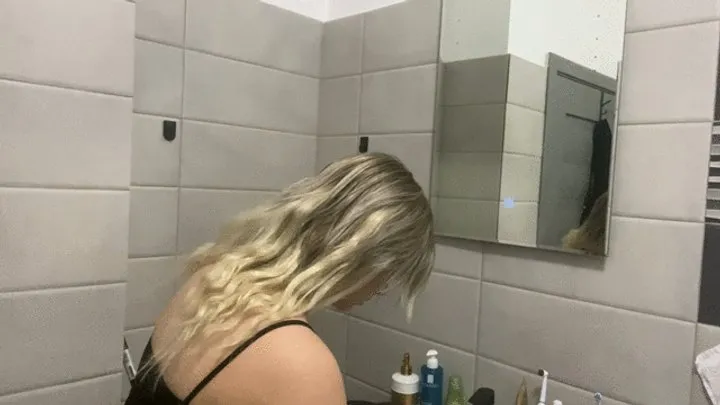 Nipsandstrips - Get ready with me before bed while fartingg
