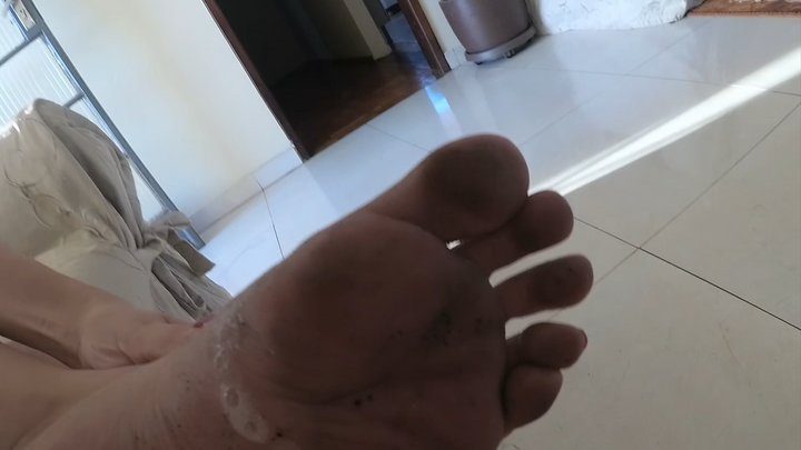 Sabrinafoxoficial - walking with dirty feet