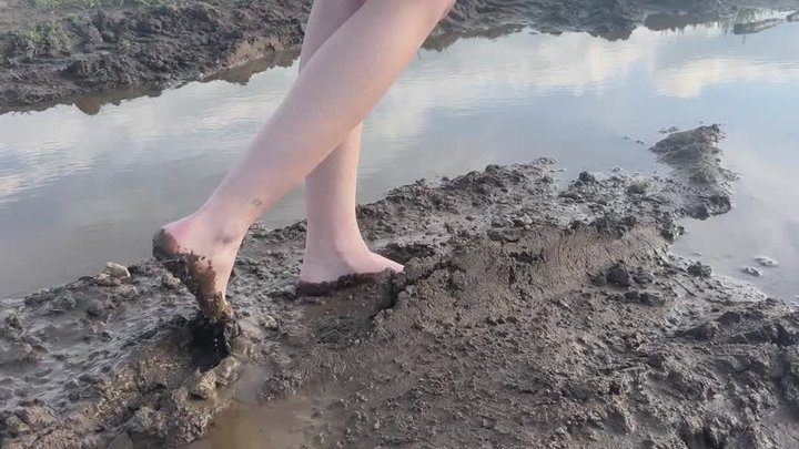 Housebeautyheels - A girl walks barefoot in sticky mud, long walk make her feet very dirty