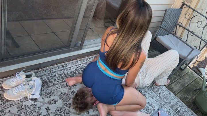 Goddess Ellen - Facesitting Outside