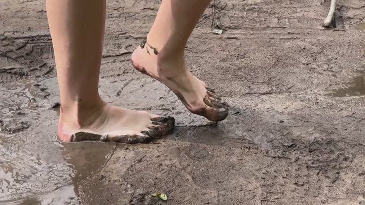Housebeautyheels - A girl walks barefoot through deep slimy mud and gets her heels and toes dirty