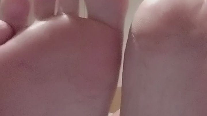 Cherrypop Network - Sofia Avallone Shows Her Feet While Cumming & Masturbating Her Wet MILF Pussy