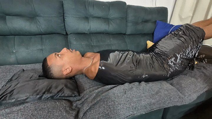 Babiventurafetish - Using my human sofa to play video games By Isabelita and Jhoony