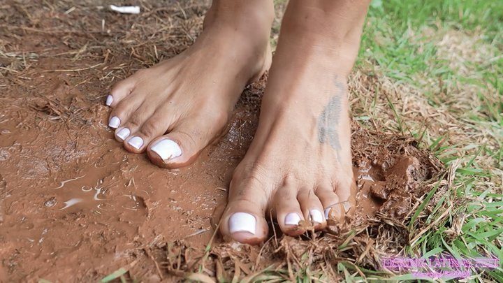 Licking Latinas Feet - INARA - My dirty feet must become clean!