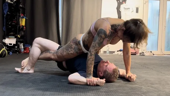 Foxxysqueeze - Tight pins and painful submissions - Foxxy competitive wrestling vs Volli
