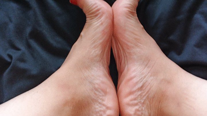 Goddess Foot Fetish - Vannesa plays at putting her hands in between the pronounced arches of her feet (7)